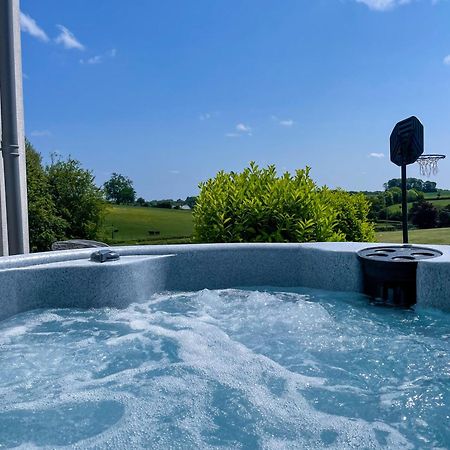 The Retreat, Sauna & Hot Tub, Charming & Cosy Gem แบลนด์ฟอร์ดฟอรัม ภายนอก รูปภาพ