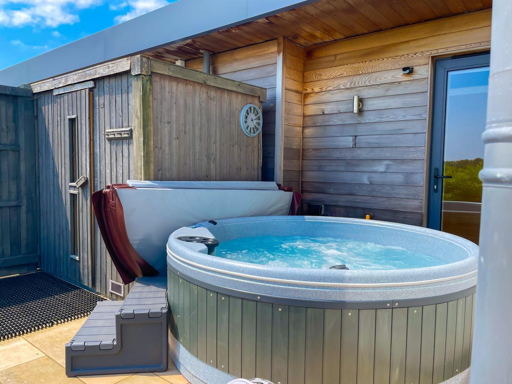 The Retreat, Sauna & Hot Tub, Charming & Cosy Gem แบลนด์ฟอร์ดฟอรัม ภายนอก รูปภาพ