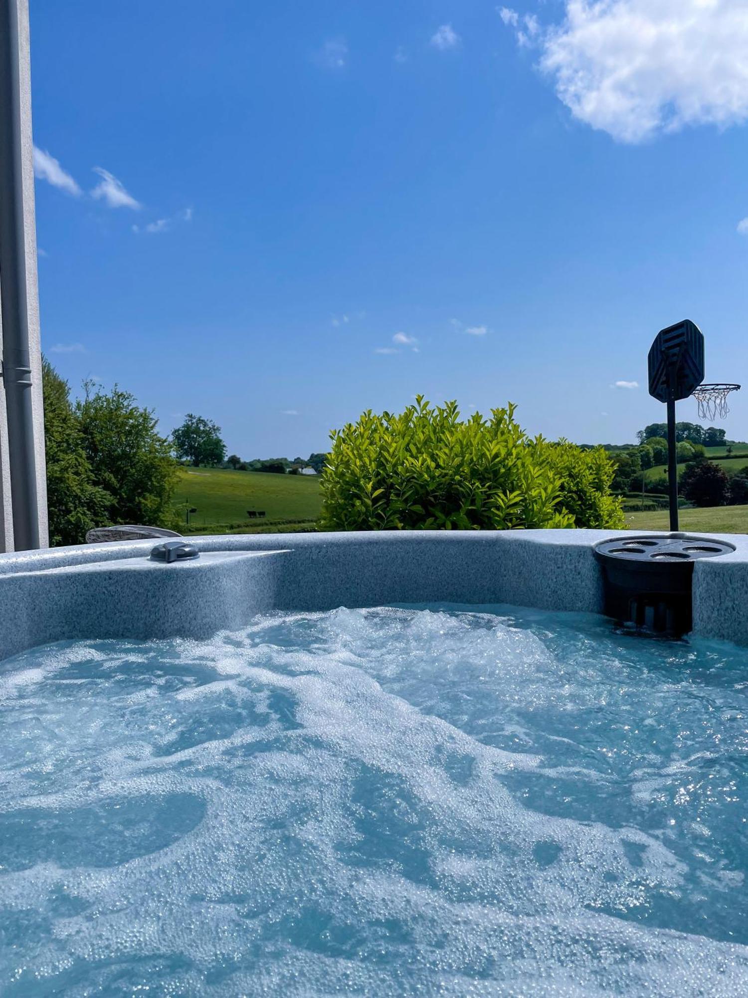 The Retreat, Sauna & Hot Tub, Charming & Cosy Gem แบลนด์ฟอร์ดฟอรัม ภายนอก รูปภาพ