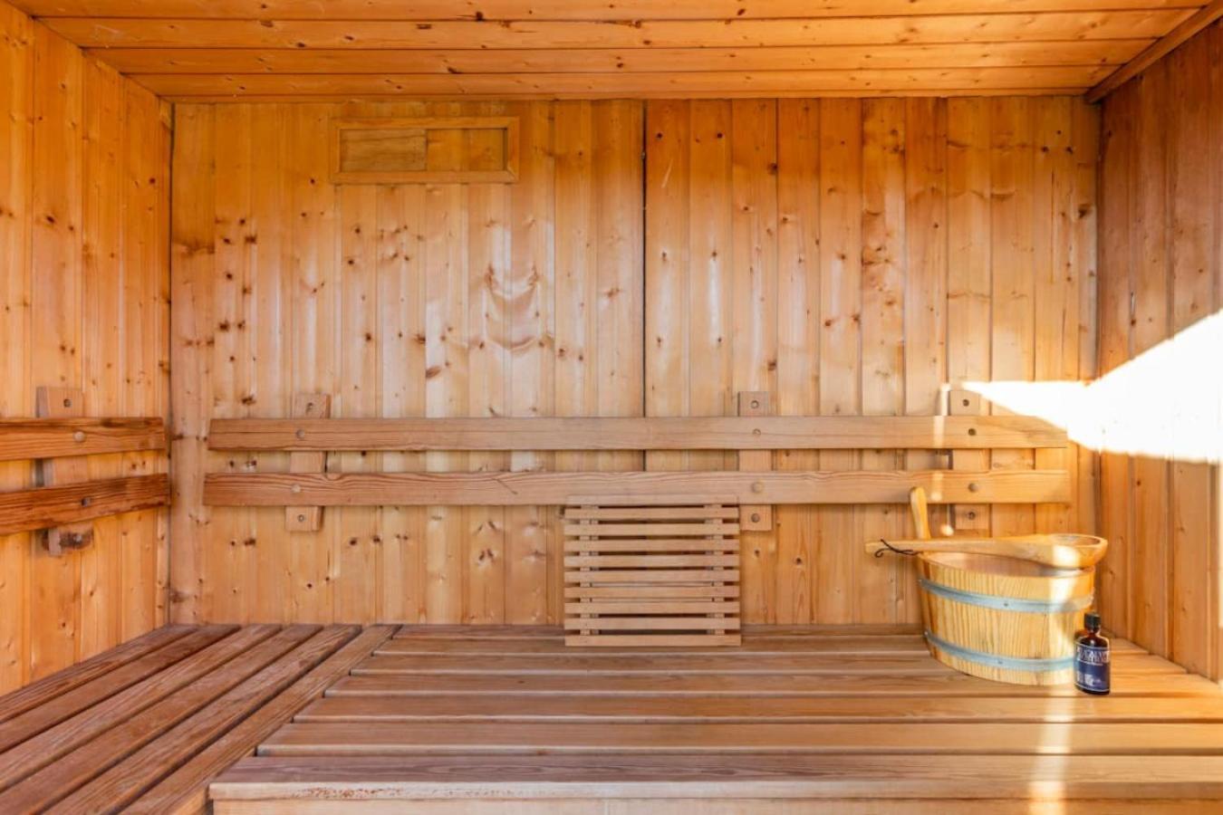 The Retreat, Sauna & Hot Tub, Charming & Cosy Gem แบลนด์ฟอร์ดฟอรัม ภายนอก รูปภาพ